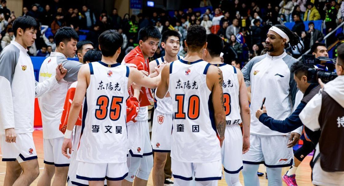 世界杯官方客户端-大胜28分广东收4好1坏消息！胡队有了靠谱僚机，徐杰又出现新伤情