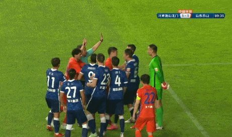 世界杯官方客户端-时隔一赛季再现球员罚单 球迷：王上源的处罚太轻